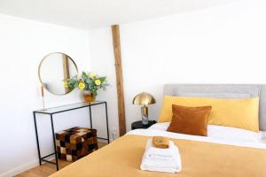 a bedroom with a bed with a mirror and a table at Suite Dreams Bremen in Bremen