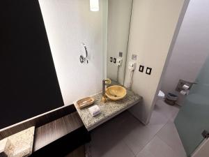 ein Badezimmer mit Waschbecken und Spiegel in der Unterkunft La Moraleja Love hotel in Mexiko-Stadt + 28 Fotos