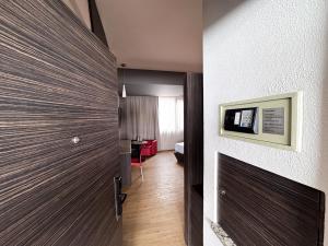 ein Zimmer mit Holztür und Kamin in der Unterkunft La Moraleja Love hotel in Mexiko-Stadt