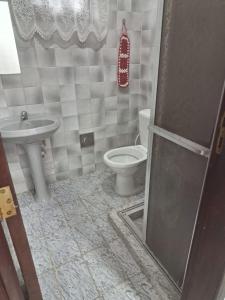 a bathroom with a toilet and a sink at Flat Serrano in Miguel Pereira