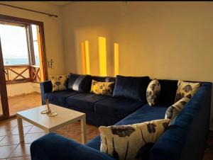 a living room with a blue couch and a table at Luxushaus in Martil