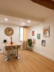 a dining room with a table and a window at Hyper-centre Toulon in Toulon +12 photos