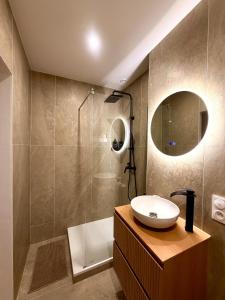 a bathroom with a sink and a shower at Hyper-centre Toulon in Toulon