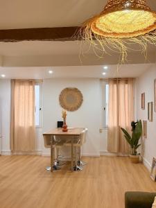 a living room with a table and a chandelier at Hyper-centre Toulon in Toulon