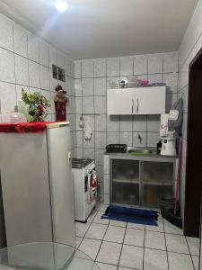 a small kitchen with a refrigerator and a stove at Apartamento próximo da Praça Mestre Dominguinhos in Garanhuns