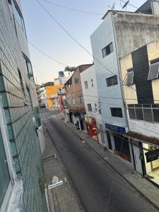 an empty street in a city with buildings at Apartamento próximo da Praça Mestre Dominguinhos in Garanhuns