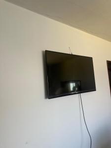 a flat screen tv hanging on a wall at Apartamento próximo da Praça Mestre Dominguinhos in Garanhuns