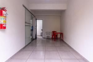 an empty hallway with a table and chairs in a room at Apto para 8 pessoas com Garagem e Churrasqueira in Pará de Minas