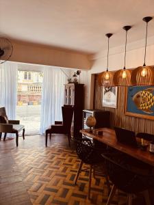 a living room with a table and chairs and a window at Boutique Hotel Casa Teatro in Manaus