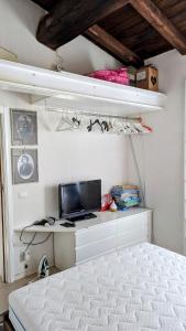 a bedroom with a bed and a desk with a computer at Il Pollaio di Pilade in Lerici