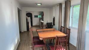 a table and chairs in a room with a kitchen at Casa Celina in La Falda
