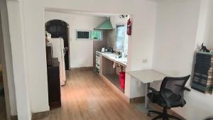 a kitchen with a desk and a chair in a room at Casa Celina in La Falda