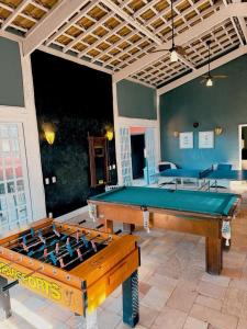 a pool table in the middle of a room at Condo-Resort Juquehy, 4 quartos, em frente ao mar in São Sebastião