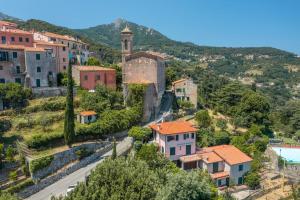 a view of a village with a mountain at Domu de Zita in Poggio