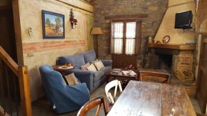 TV a/nebo společenská místnost v ubytování Apartamentos La Borda Castillon + 37 fotografií