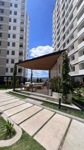 a pavilion in a park in front of tall buildings at Apartamento con vistas, balcón, gym y parking in Tegucigalpa