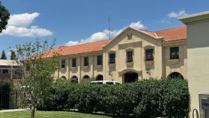 a large building with a red roof at Chateau Montchenot in Maipú