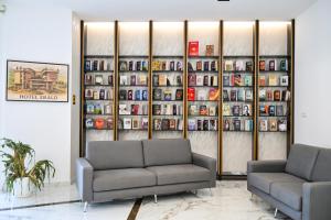 ein Wohnzimmer mit zwei Sofas und einer Bücherwand in der Unterkunft Hotel ERALD in Peshkopi