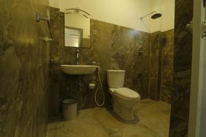 een badkamer met toilet, wastafel en douche bij Fort Heaven - Galle Fort in Galle +37 foto's