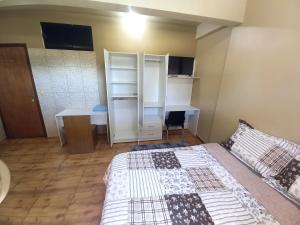 a small room with a bed and a desk at Colman Apart Central in Ciudad del Este