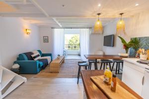 ein Wohnzimmer mit Küche und Esszimmer in der Unterkunft Mare Gaillard in Le Gosier + 36 Fotos