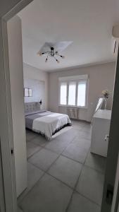 a bedroom with a bed and a ceiling fan at Casa Silvan in Sesto Fiorentino