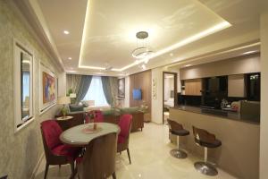 Televisor o centre d'entreteniment de LMY Premium Serviced Apartments Murree Expressway with Monal Park Ridge Tower