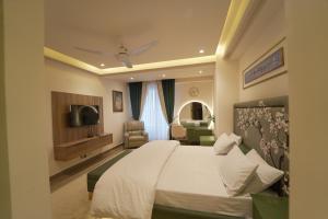 Llit o llits en una habitació de LMY Premium Serviced Apartments Murree Expressway with Monal Park Ridge Tower