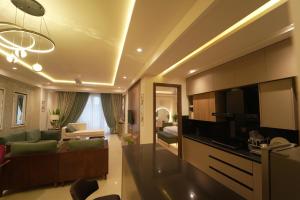 Cuina o zona de cuina de LMY Premium Serviced Apartments Murree Expressway with Monal Park Ridge Tower