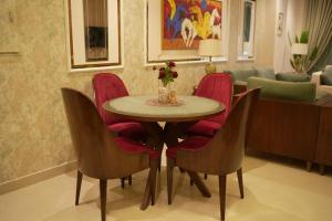 Zona d'estar a LMY Premium Serviced Apartments Murree Expressway with Monal Park Ridge Tower 10 fotos més