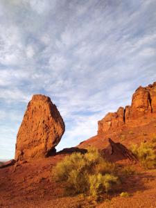 a large rock in the middle of the desert at Lo del Tata in Villa Unión