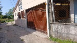 an orange gate on the side of a building at Apartamento INRU in Puerto Cortés
