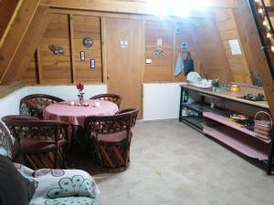 a kitchen with a table and chairs and a sink at Cabaña Alpina Saltillo in Saltillo