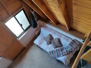 an overhead view of a couch in a tiny house at Cabaña Alpina Saltillo in Saltillo