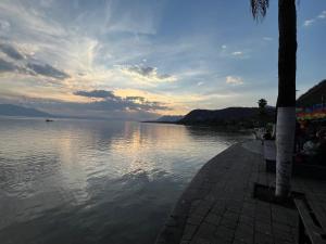 a view of a body of water at sunset at Apartartamento Centrico 27 Chapala in Chapala