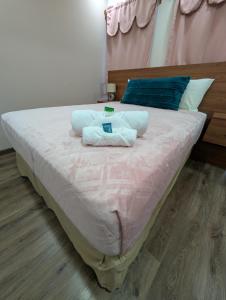 a bed with two towels on top of it at Hotel & Plaza San Blas in Comayagua