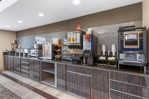 a kitchen with a counter in a restaurant at Best Western Plus Glen Allen Inn in Richmond