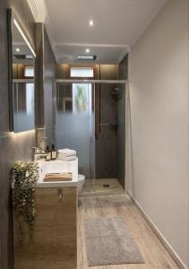 a bathroom with a sink and a shower at BILBAO ENEA - Apartamento 2 habitaciones cerca de San Mamés in Bilbao