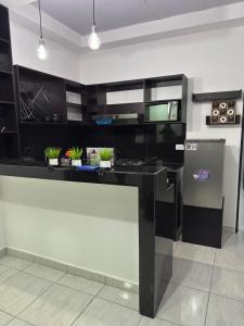 a kitchen with a black counter with potted plants at Tu refugio en el corazon de David in David