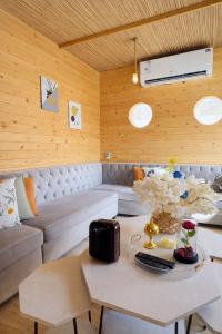 a room with a couch and a table with a keyboard at اكواخ الغصن الريفيه in Jeddah