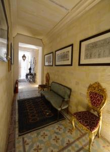 een woonkamer met een bank en een stoel bij Paulos Valletta in Valletta