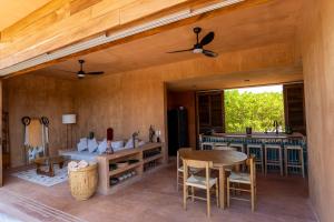 a living room with a table and a kitchen at Mazul Puerto Escondido in Tlachicón