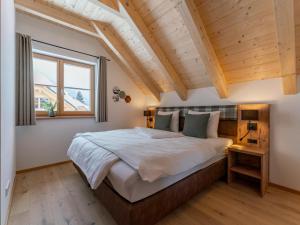 a bedroom with a large bed and a window at Alpenjoy Lodge in Donnersbachwald