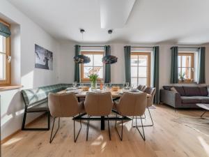 a dining room with a table and chairs at Alpenjoy Lodge in Donnersbachwald