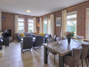 a living room with a table and chairs at t Achterhoes in Neede