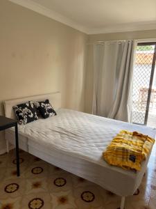 a bedroom with a large bed with a window at 海边度假屋 in Sydney