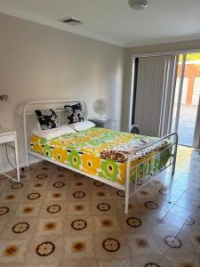 a bedroom with a bed with a colorful blanket at 海边度假屋 in Sydney