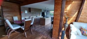 a kitchen and living room with a table and chairs at Finca y Chalet MA in Chiquinquirá