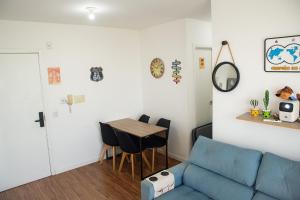 a living room with a blue couch and a table at Areatricolor in Porto Alegre