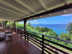 a balcony with a view of the ocean at Ti Kaz Robin in Trois-Rivières